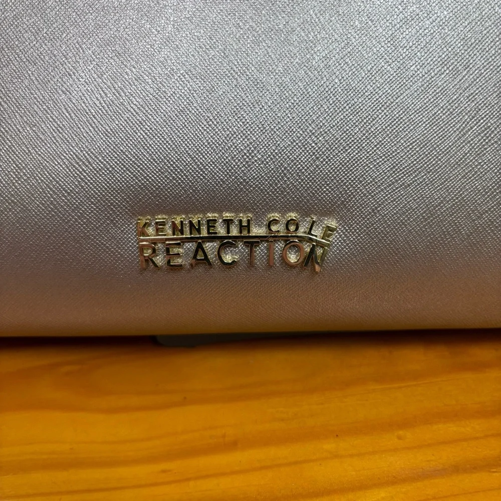 Kenneth Cole Reaction Shoulder Bag White and Silver Zippered Top‎ Large